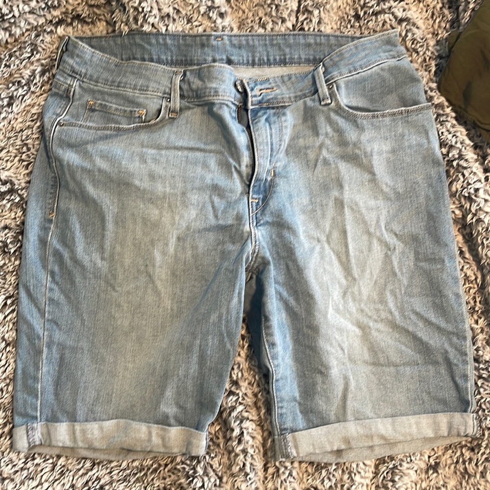 Levi shorts size 32